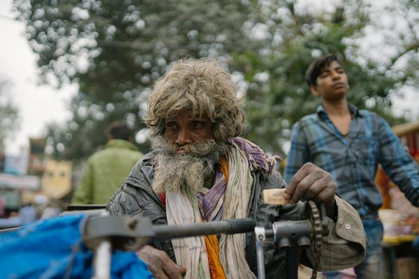 Comment mettre en place une soirée de lecture de poésie éclairée aux chandelles dans un parc local ?